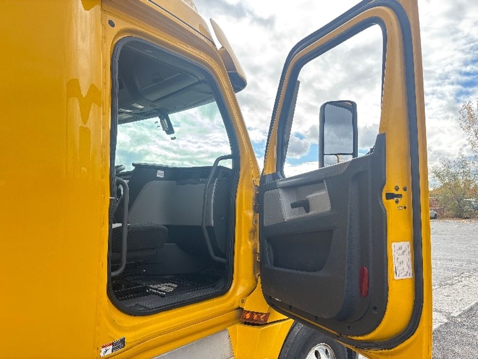 Sleeper Tractor-Heavy Duty Tractors-Freightliner-2019-T12664ST-Ottawa-ON-950,727\n\t\tkm-$ 71,000 - Image 13