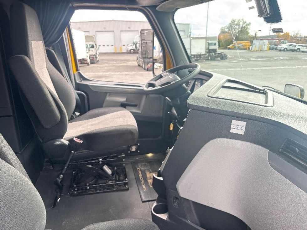 Sleeper Tractor-Heavy Duty Tractors-Freightliner-2019-T12664ST-Ottawa-ON-950,727\n\t\tkm-$ 71,000 - Image 15