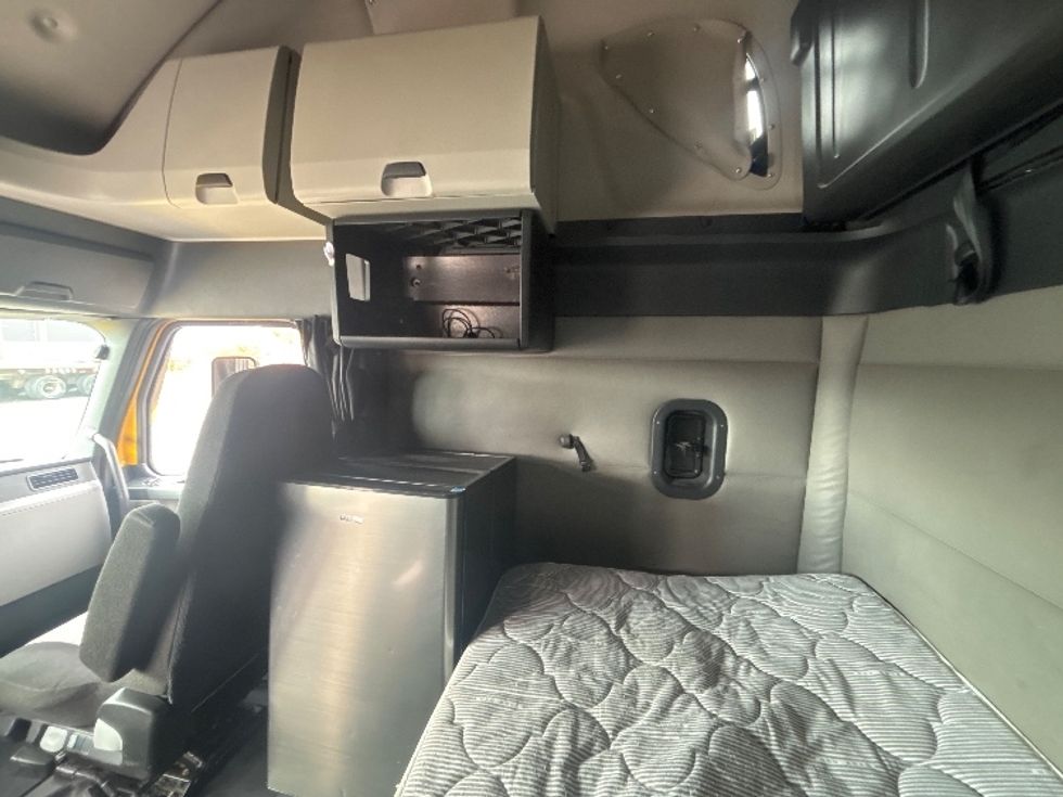 Sleeper Tractor-Heavy Duty Tractors-Freightliner-2019-T12664ST-Ottawa-ON-950,727\n\t\tkm-$ 71,000 - Image 18