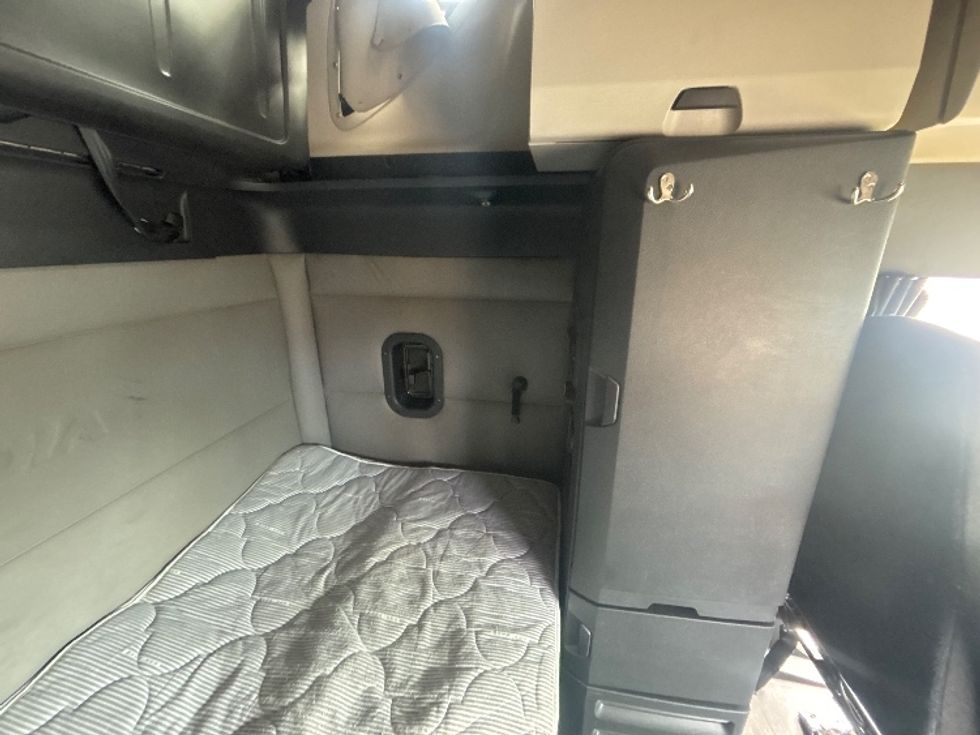 Sleeper Tractor-Heavy Duty Tractors-Freightliner-2019-T12664ST-Ottawa-ON-950,727\n\t\tkm-$ 71,000 - Image 19