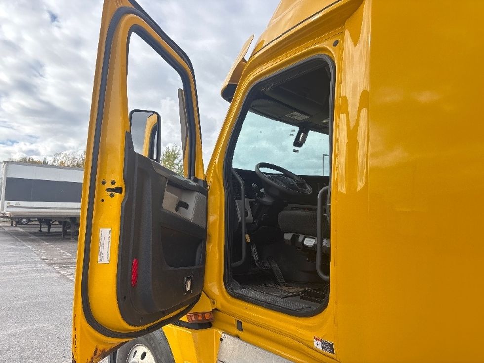 Sleeper Tractor-Heavy Duty Tractors-Freightliner-2019-T12664ST-Ottawa-ON-950,727\n\t\tkm-$ 71,000 - Image 9