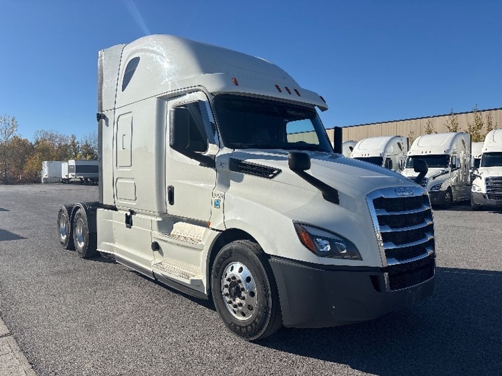 Sleeper Tractor-Heavy Duty Tractors-Freightliner-2019-T12664ST-Ottawa-ON-998,670\n\t\tkm-$ 74,250 - Image 1
