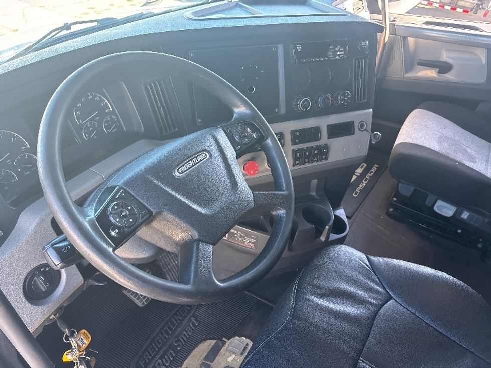 Sleeper Tractor-Heavy Duty Tractors-Freightliner-2019-T12664ST-Ottawa-ON-998,670\n\t\tkm-$ 74,250 - Image 10