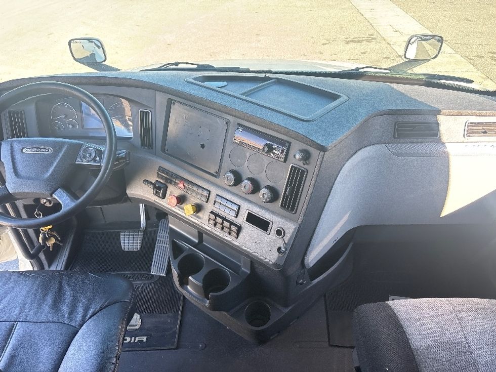 Sleeper Tractor-Heavy Duty Tractors-Freightliner-2019-T12664ST-Ottawa-ON-998,670\n\t\tkm-$ 74,250 - Image 12