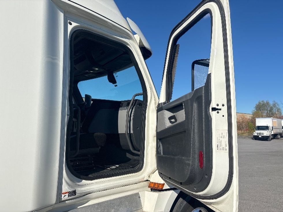 Sleeper Tractor-Heavy Duty Tractors-Freightliner-2019-T12664ST-Ottawa-ON-998,670\n\t\tkm-$ 74,250 - Image 13