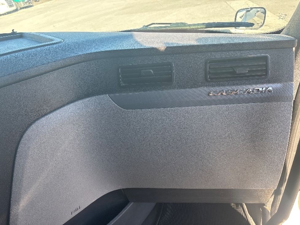 Sleeper Tractor-Heavy Duty Tractors-Freightliner-2019-T12664ST-Ottawa-ON-998,670\n\t\tkm-$ 74,250 - Image 14