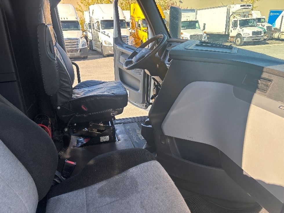 Sleeper Tractor-Heavy Duty Tractors-Freightliner-2019-T12664ST-Ottawa-ON-998,670\n\t\tkm-$ 74,250 - Image 15