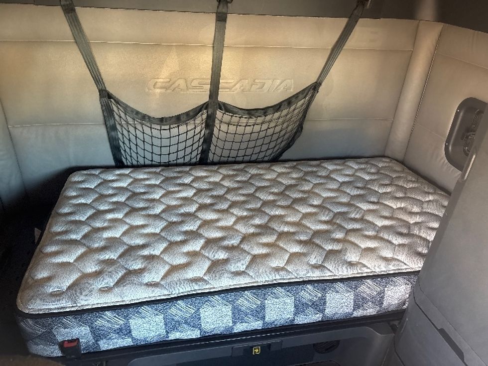 Sleeper Tractor-Heavy Duty Tractors-Freightliner-2019-T12664ST-Ottawa-ON-998,670\n\t\tkm-$ 74,250 - Image 16