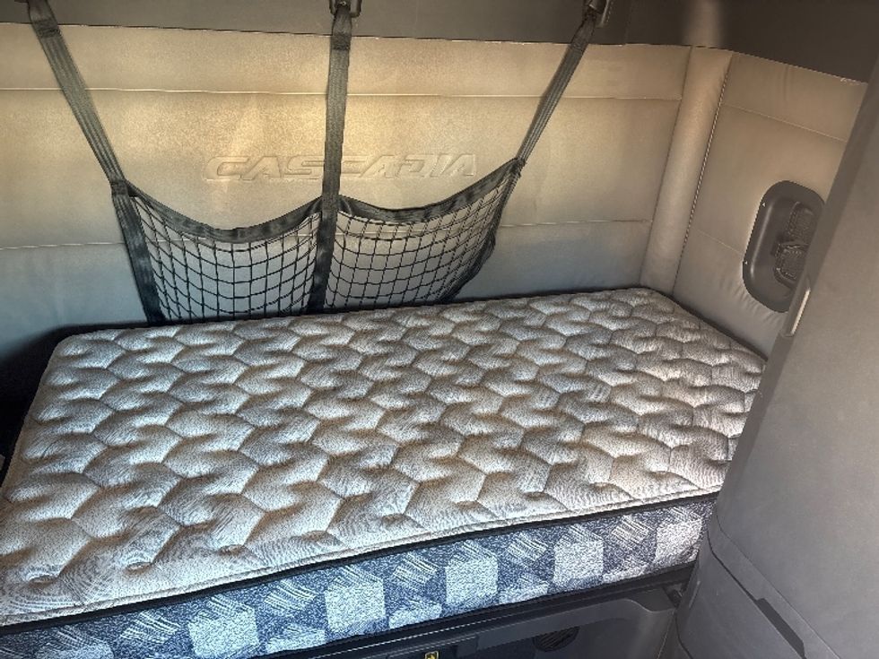 Sleeper Tractor-Heavy Duty Tractors-Freightliner-2019-T12664ST-Ottawa-ON-998,670\n\t\tkm-$ 74,250 - Image 17