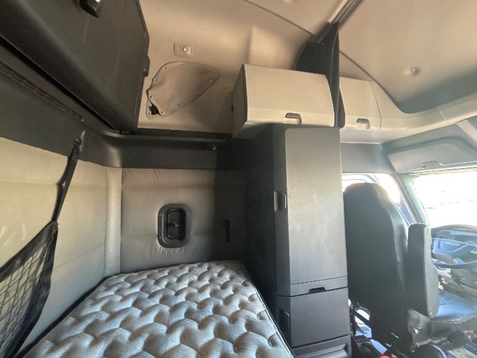 Sleeper Tractor-Heavy Duty Tractors-Freightliner-2019-T12664ST-Ottawa-ON-998,670\n\t\tkm-$ 74,250 - Image 18