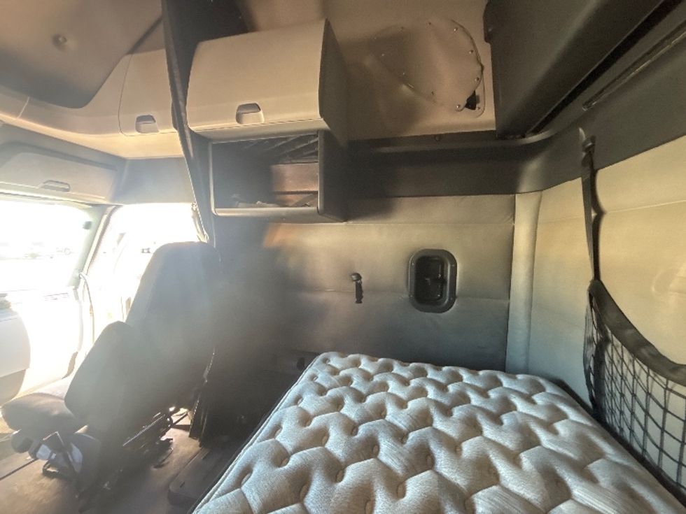 Sleeper Tractor-Heavy Duty Tractors-Freightliner-2019-T12664ST-Ottawa-ON-998,670\n\t\tkm-$ 74,250 - Image 19