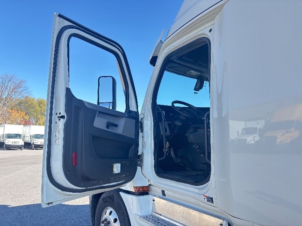 Sleeper Tractor-Heavy Duty Tractors-Freightliner-2019-T12664ST-Ottawa-ON-998,670\n\t\tkm-$ 74,250 - Image 9