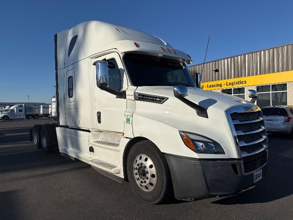 Sleeper Tractor-Heavy Duty Tractors-Freightliner-2019-T12664ST-Phoenix-AZ-449,956\n\t\tmiles-$ 72,500 - Image 1