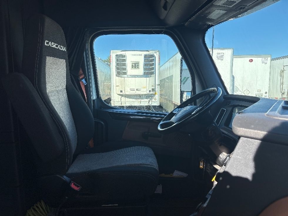 Sleeper Tractor-Heavy Duty Tractors-Freightliner-2019-T12664ST-Phoenix-AZ-449,956\n\t\tmiles-$ 72,500 - Image 15
