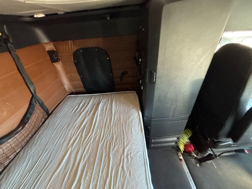 Sleeper Tractor-Heavy Duty Tractors-Freightliner-2019-T12664ST-Phoenix-AZ-449,956\n\t\tmiles-$ 72,500 - Image 18