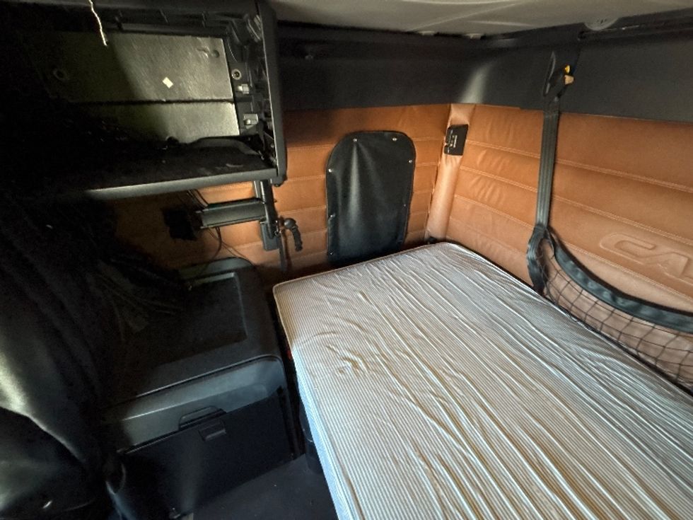 Sleeper Tractor-Heavy Duty Tractors-Freightliner-2019-T12664ST-Phoenix-AZ-449,956\n\t\tmiles-$ 72,500 - Image 19