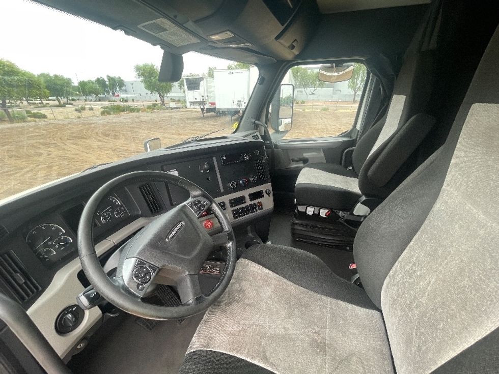 Sleeper Tractor-Heavy Duty Tractors-Freightliner-2019-T12664ST-Phoenix-AZ-466,498\n\t\tmiles-$ 67,250 - Image 10