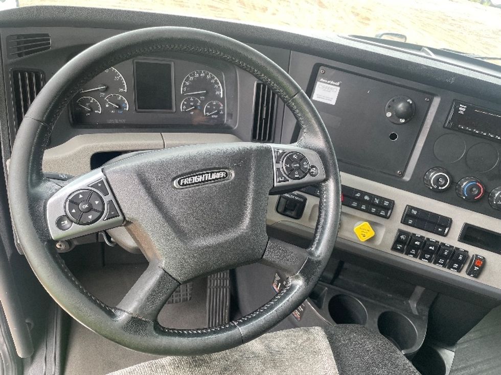 Sleeper Tractor-Heavy Duty Tractors-Freightliner-2019-T12664ST-Phoenix-AZ-466,498\n\t\tmiles-$ 67,250 - Image 11