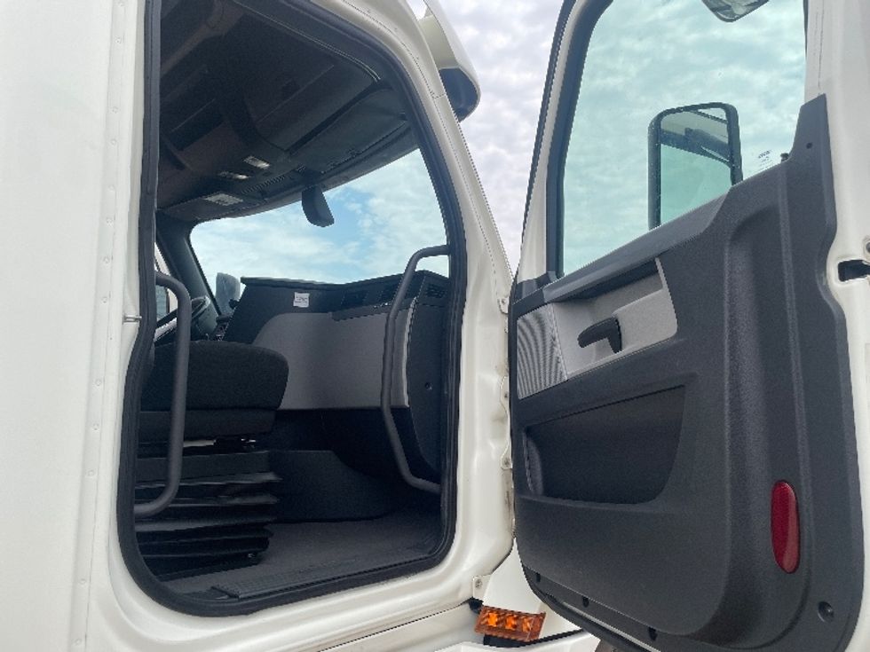 Sleeper Tractor-Heavy Duty Tractors-Freightliner-2019-T12664ST-Phoenix-AZ-466,498\n\t\tmiles-$ 67,250 - Image 13