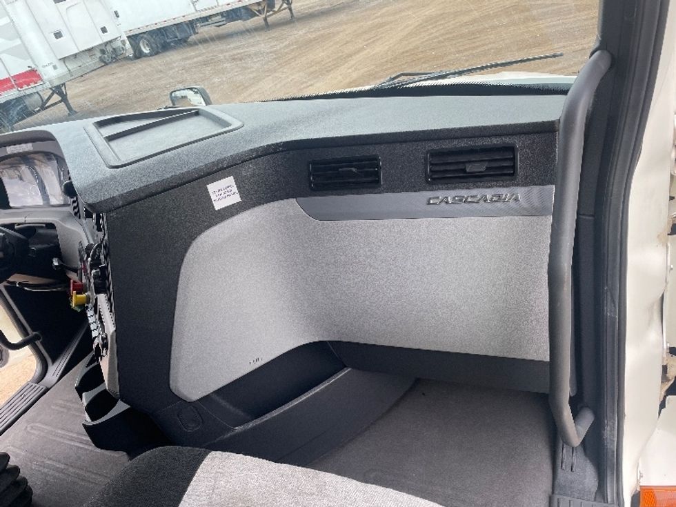 Sleeper Tractor-Heavy Duty Tractors-Freightliner-2019-T12664ST-Phoenix-AZ-466,498\n\t\tmiles-$ 67,250 - Image 14