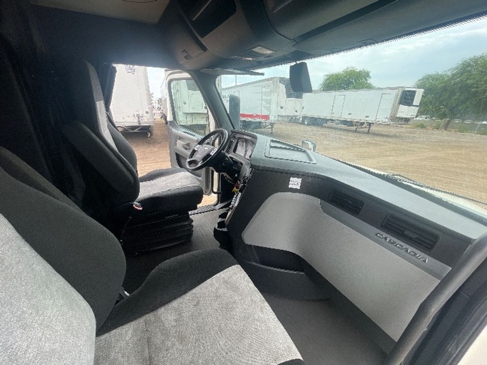 Sleeper Tractor-Heavy Duty Tractors-Freightliner-2019-T12664ST-Phoenix-AZ-466,498\n\t\tmiles-$ 67,250 - Image 15