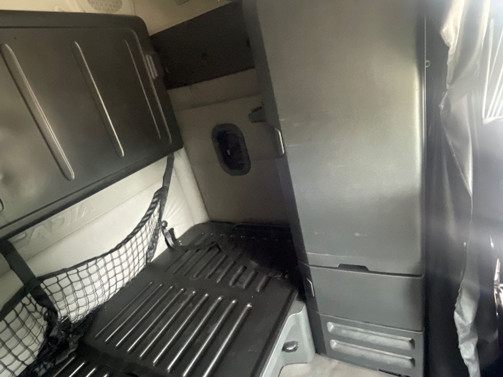 Sleeper Tractor-Heavy Duty Tractors-Freightliner-2019-T12664ST-Phoenix-AZ-466,498\n\t\tmiles-$ 67,250 - Image 17