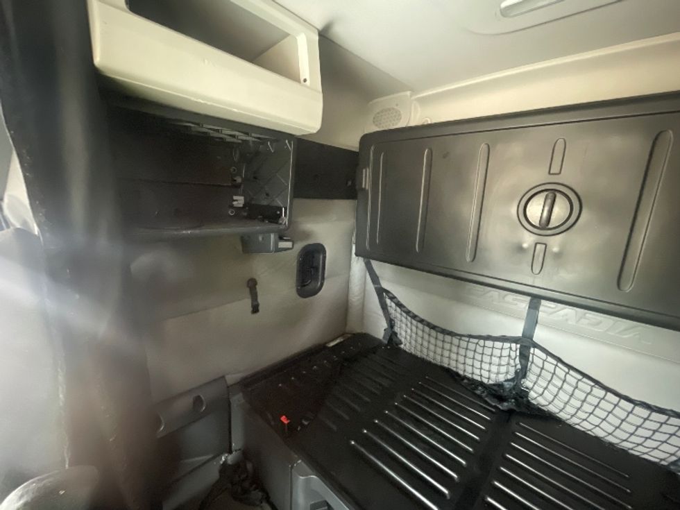 Sleeper Tractor-Heavy Duty Tractors-Freightliner-2019-T12664ST-Phoenix-AZ-466,498\n\t\tmiles-$ 67,250 - Image 18