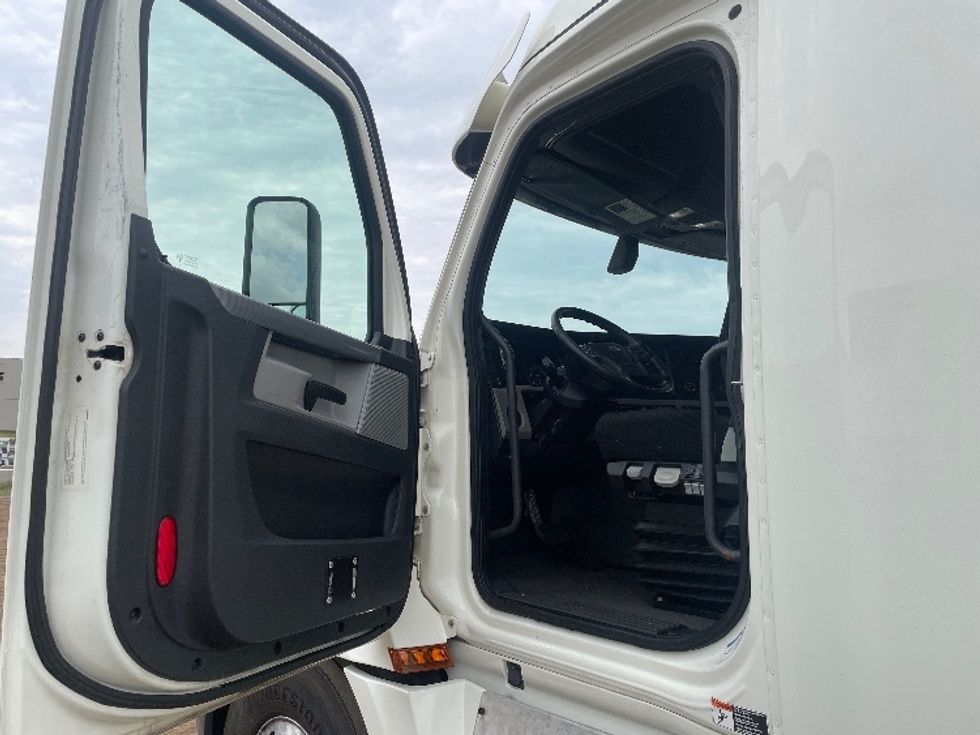 Sleeper Tractor-Heavy Duty Tractors-Freightliner-2019-T12664ST-Phoenix-AZ-466,498\n\t\tmiles-$ 67,250 - Image 9