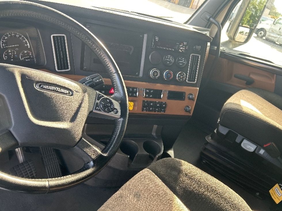 Sleeper Tractor-Heavy Duty Tractors-Freightliner-2019-T12664ST-Phoenix-AZ-570,785\n\t\tmiles-$ 61,750 - Image 10