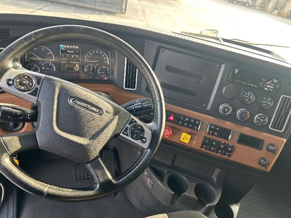 Sleeper Tractor-Heavy Duty Tractors-Freightliner-2019-T12664ST-Phoenix-AZ-570,785\n\t\tmiles-$ 61,750 - Image 11