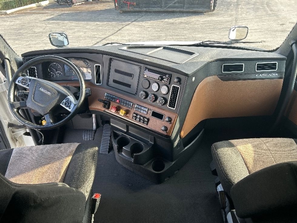 Sleeper Tractor-Heavy Duty Tractors-Freightliner-2019-T12664ST-Phoenix-AZ-570,785\n\t\tmiles-$ 61,750 - Image 12