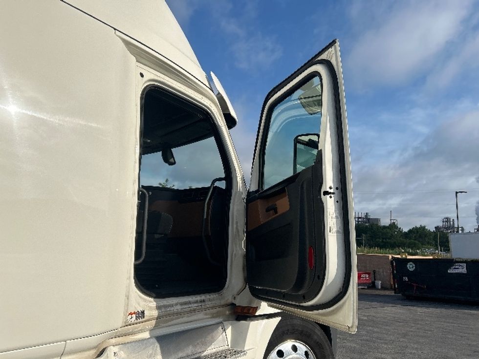 Sleeper Tractor-Heavy Duty Tractors-Freightliner-2019-T12664ST-Phoenix-AZ-570,785\n\t\tmiles-$ 61,750 - Image 13