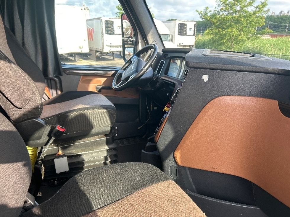Sleeper Tractor-Heavy Duty Tractors-Freightliner-2019-T12664ST-Phoenix-AZ-570,785\n\t\tmiles-$ 61,750 - Image 15