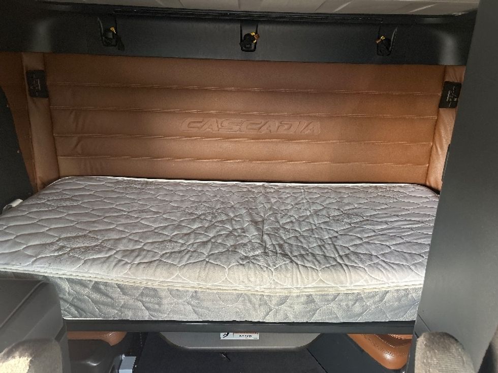 Sleeper Tractor-Heavy Duty Tractors-Freightliner-2019-T12664ST-Phoenix-AZ-570,785\n\t\tmiles-$ 61,750 - Image 16
