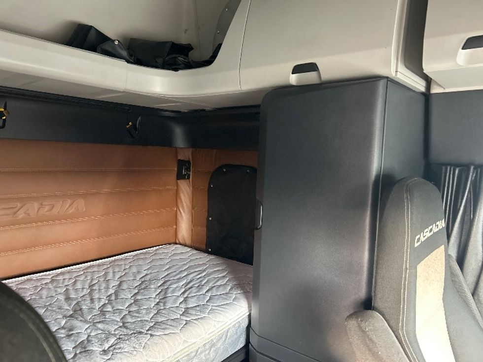 Sleeper Tractor-Heavy Duty Tractors-Freightliner-2019-T12664ST-Phoenix-AZ-570,785\n\t\tmiles-$ 61,750 - Image 18