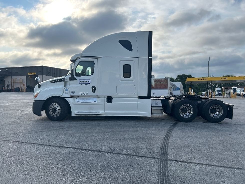 Sleeper Tractor-Heavy Duty Tractors-Freightliner-2019-T12664ST-Phoenix-AZ-570,785\n\t\tmiles-$ 61,750 - Image 4