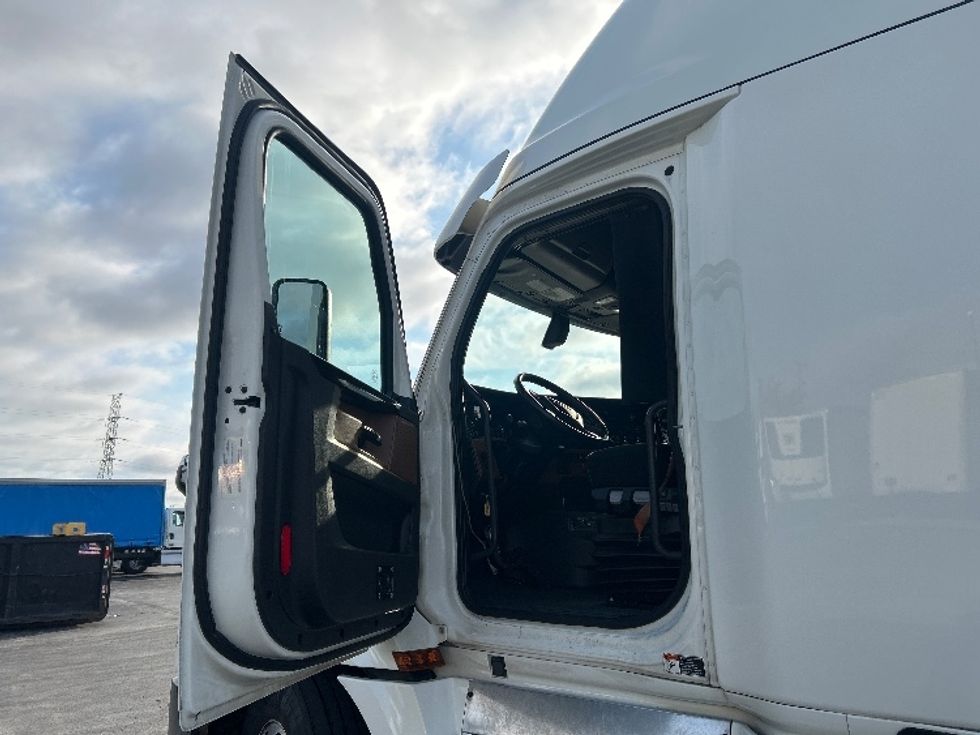 Sleeper Tractor-Heavy Duty Tractors-Freightliner-2019-T12664ST-Phoenix-AZ-570,785\n\t\tmiles-$ 61,750 - Image 9
