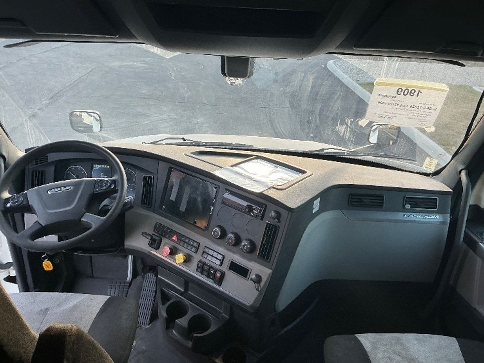 Sleeper Tractor-Heavy Duty Tractors-Freightliner-2019-T12664ST-Piqua-OH-611,396\n\t\tmiles-$ 52,250 - Image 12