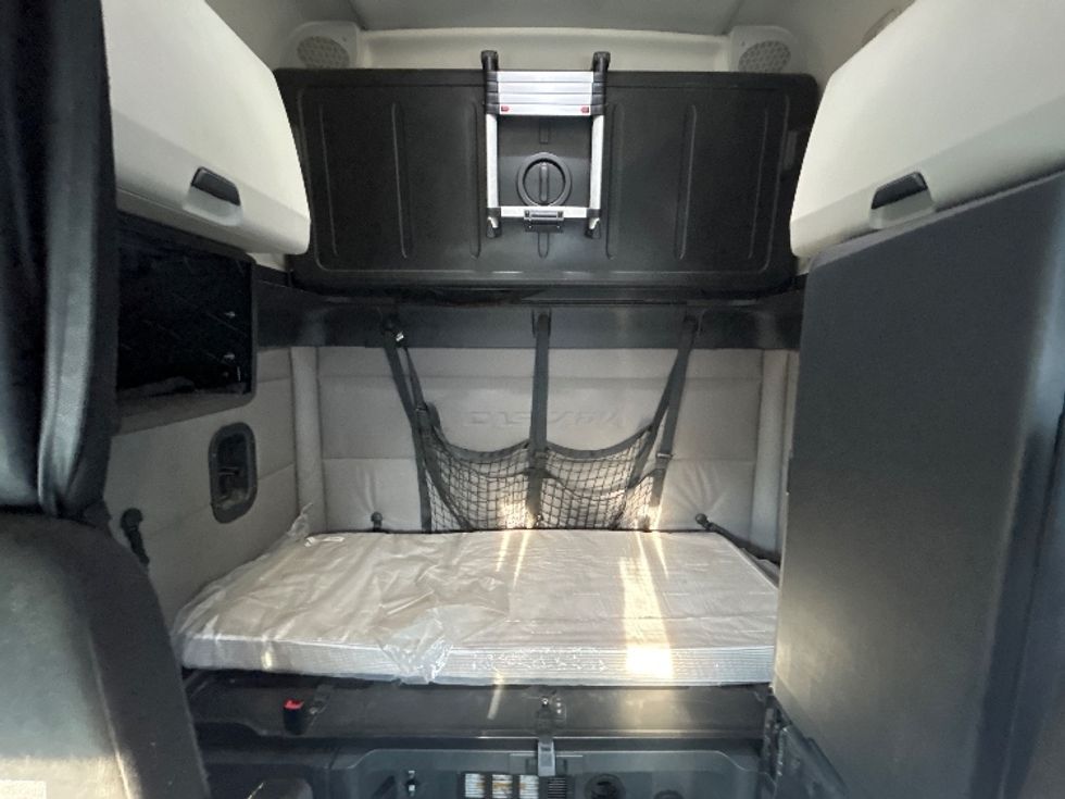 Sleeper Tractor-Heavy Duty Tractors-Freightliner-2019-T12664ST-Piqua-OH-611,396\n\t\tmiles-$ 52,250 - Image 16