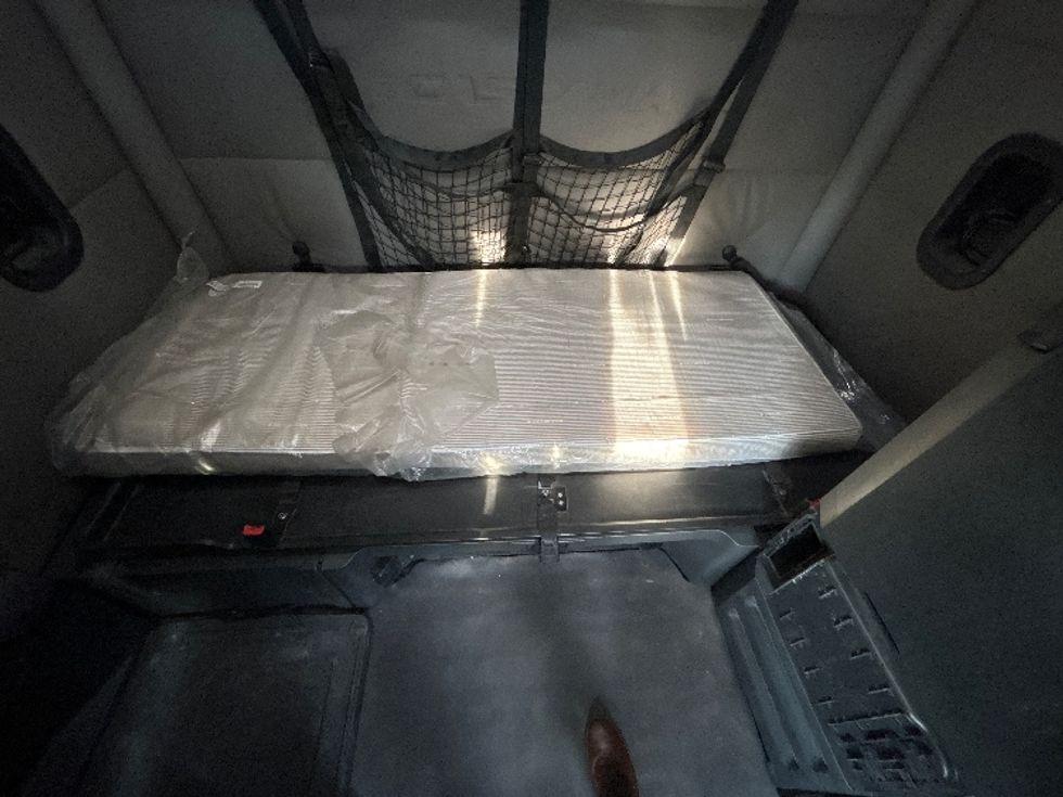 Sleeper Tractor-Heavy Duty Tractors-Freightliner-2019-T12664ST-Piqua-OH-611,396\n\t\tmiles-$ 52,250 - Image 17