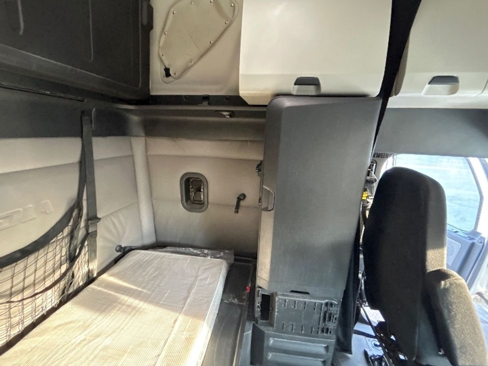 Sleeper Tractor-Heavy Duty Tractors-Freightliner-2019-T12664ST-Piqua-OH-611,396\n\t\tmiles-$ 52,250 - Image 18