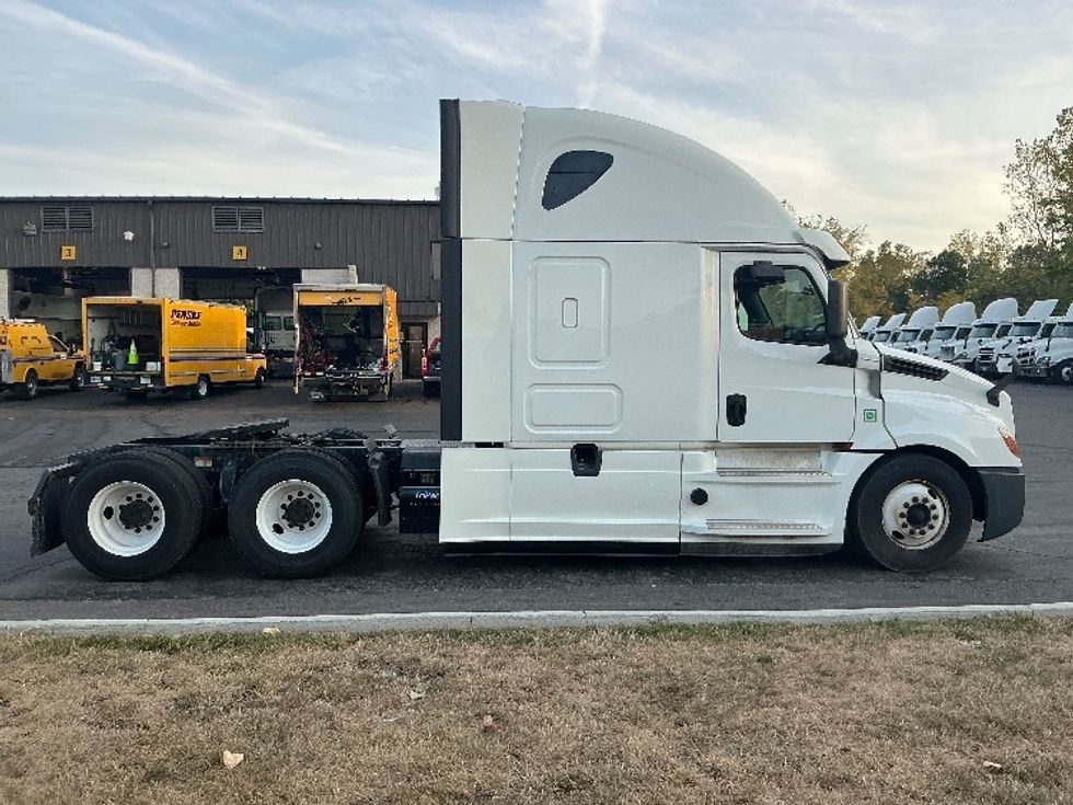 Sleeper Tractor-Heavy Duty Tractors-Freightliner-2019-T12664ST-Piqua-OH-611,396\n\t\tmiles-$ 52,250 - Image 8