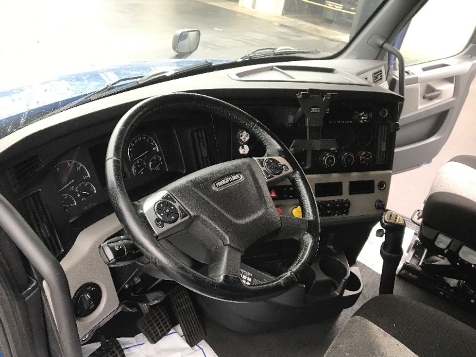Sleeper Tractor-Heavy Duty Tractors-Freightliner-2019-T12664ST-Pottsville-PA-449,012\n\t\tmiles-$ 56,000 - Image 10