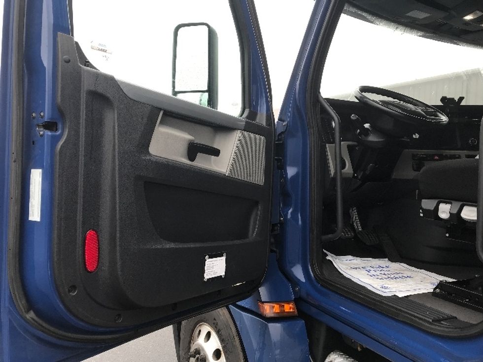 Sleeper Tractor-Heavy Duty Tractors-Freightliner-2019-T12664ST-Pottsville-PA-449,012\n\t\tmiles-$ 56,000 - Image 13