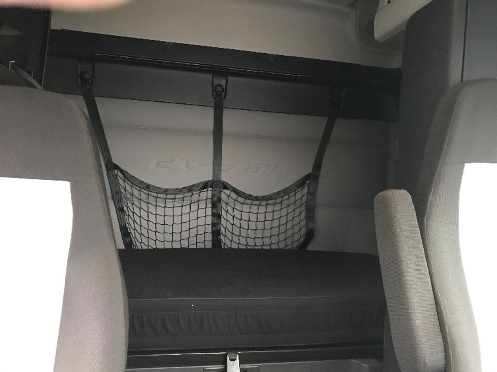 Sleeper Tractor-Heavy Duty Tractors-Freightliner-2019-T12664ST-Pottsville-PA-449,012\n\t\tmiles-$ 56,000 - Image 16