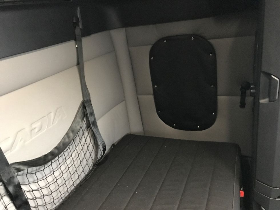 Sleeper Tractor-Heavy Duty Tractors-Freightliner-2019-T12664ST-Pottsville-PA-449,012\n\t\tmiles-$ 56,000 - Image 17