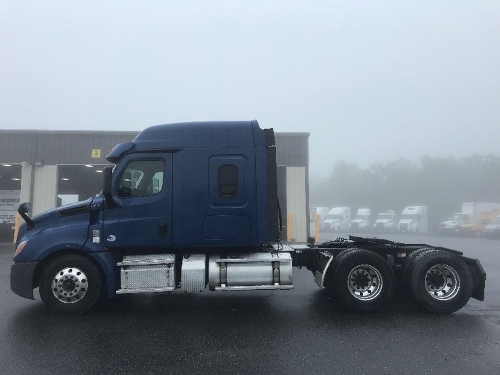 Sleeper Tractor-Heavy Duty Tractors-Freightliner-2019-T12664ST-Pottsville-PA-449,012\n\t\tmiles-$ 56,000 - Image 4