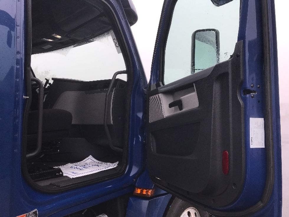 Sleeper Tractor-Heavy Duty Tractors-Freightliner-2019-T12664ST-Pottsville-PA-449,012\n\t\tmiles-$ 56,000 - Image 9