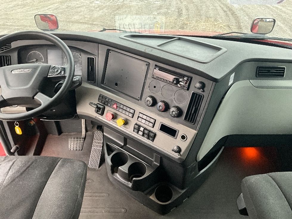 Sleeper Tractor-Heavy Duty Tractors-Freightliner-2019-T12664ST-Reading-PA-366,277\n\t\tmiles-$ 63,500 - Image 12