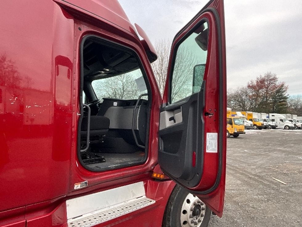 Sleeper Tractor-Heavy Duty Tractors-Freightliner-2019-T12664ST-Reading-PA-366,277\n\t\tmiles-$ 63,500 - Image 13